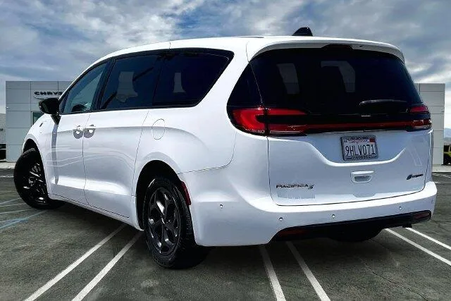 Chrysler Pacifica photo 10
