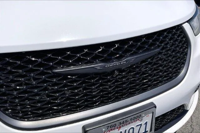 Chrysler Pacifica photo 30