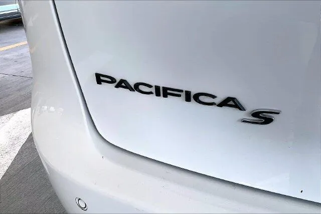 Chrysler Pacifica photo 31