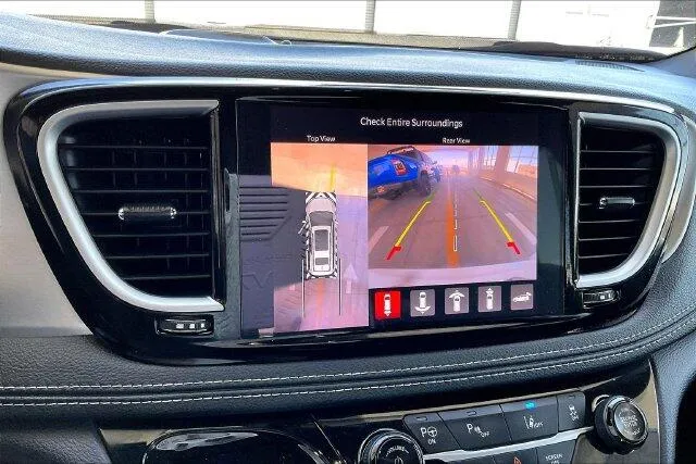 Chrysler Pacifica photo 21