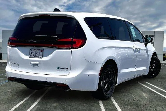 Chrysler Pacifica photo 13