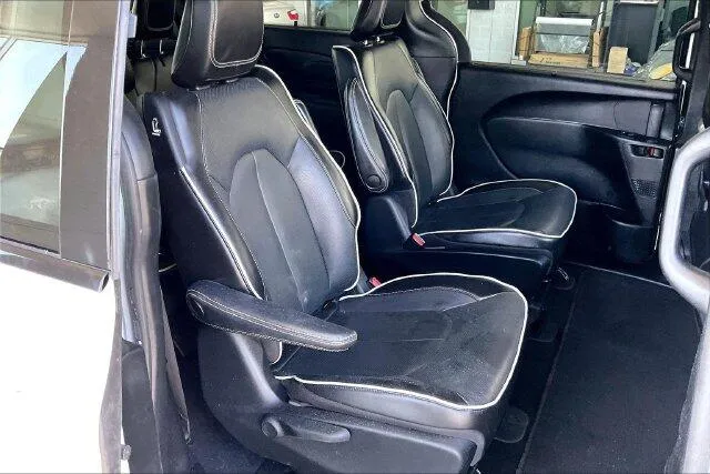 Chrysler Pacifica photo 26