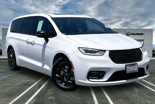 Chrysler Pacifica photo 12