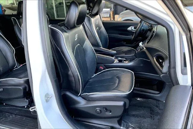 Chrysler Pacifica photo 6