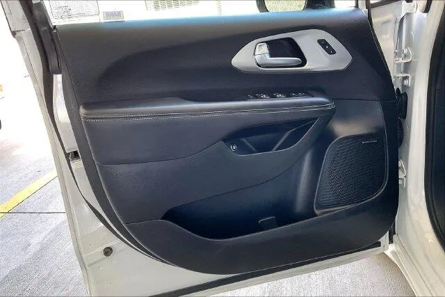Chrysler Pacifica photo 22
