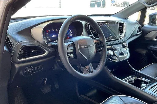 Chrysler Pacifica photo 14