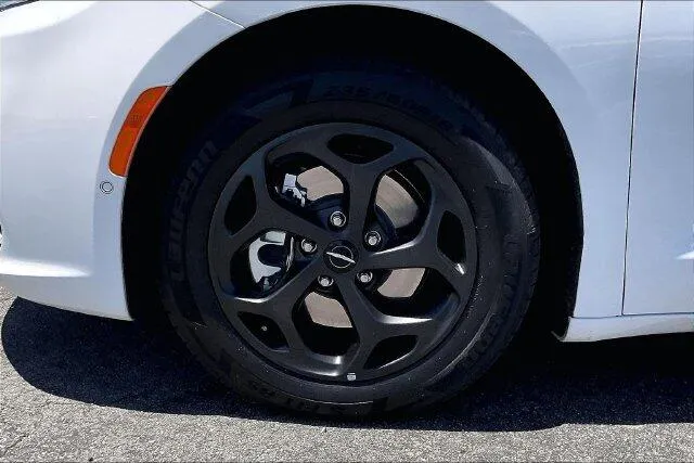 Chrysler Pacifica photo 8