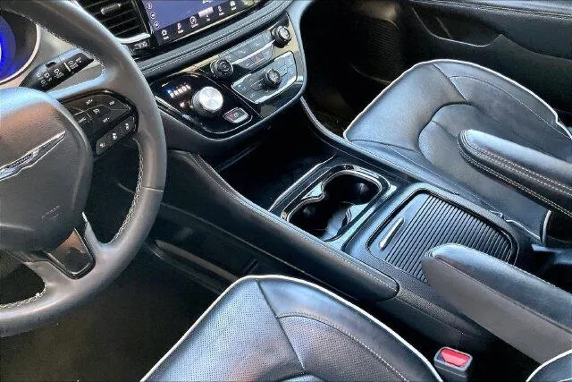 Chrysler Pacifica photo 17