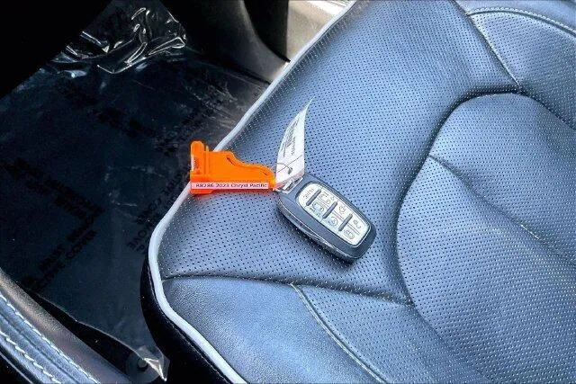 Chrysler Pacifica photo 11