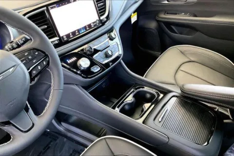 More photos of 2027 Chrysler Pacifica Limited at I-10 Chrysler Dodge Jeep Ram, CA