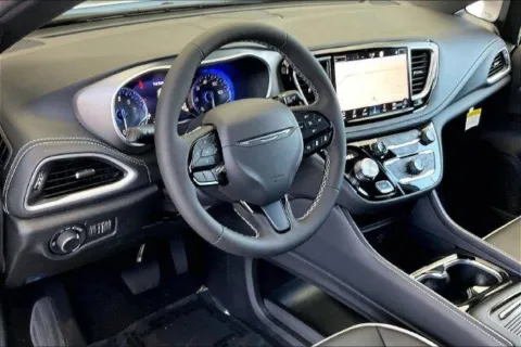 More photos of 2027 Chrysler Pacifica Limited at I-10 Chrysler Dodge Jeep Ram, CA