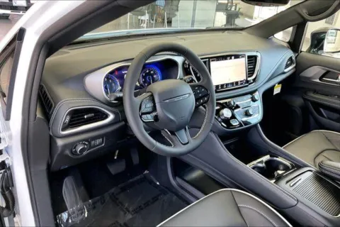 More photos of 2027 Chrysler Pacifica Limited at I-10 Chrysler Dodge Jeep Ram, CA
