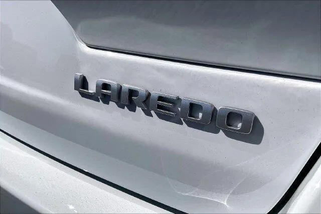 Jeep Grand Cherokee photo 13