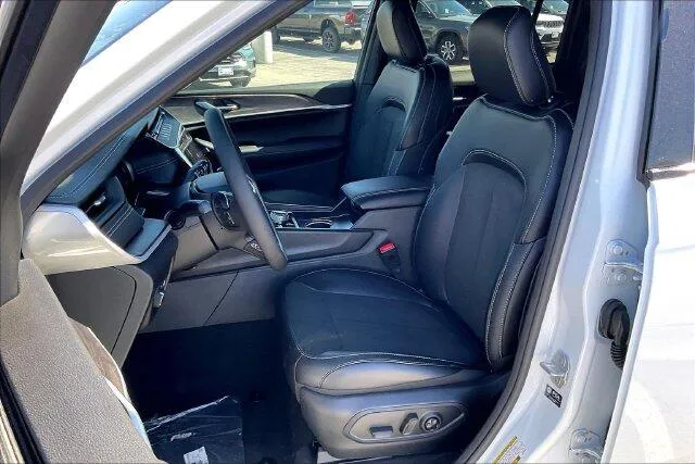Jeep Grand Cherokee photo 8