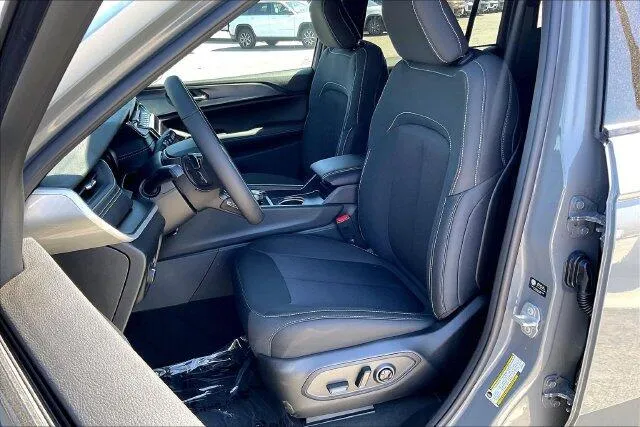 Jeep Grand Cherokee photo 8
