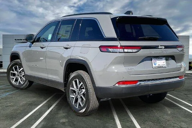 Jeep Grand Cherokee photo 2