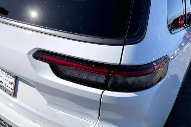 Jeep Grand Cherokee L photo 12