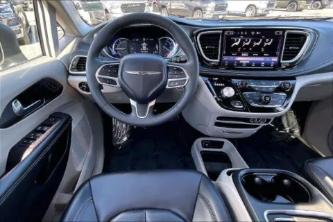 More photos of 2023 Chrysler Pacifica Touring L at I-10 Chrysler Dodge Jeep Ram, CA