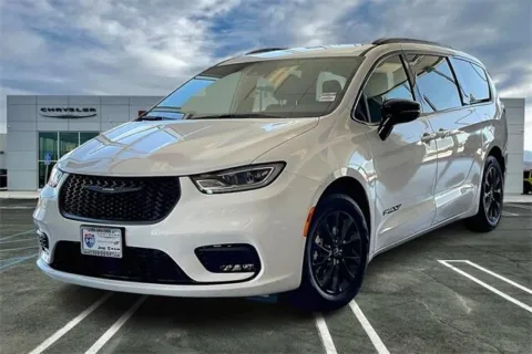 White 2025 Chrysler Pacifica Select for sale in Indio, CA