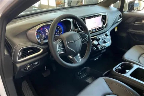 More photos of 2025 Chrysler Pacifica Select at I-10 Chrysler Dodge Jeep Ram, CA