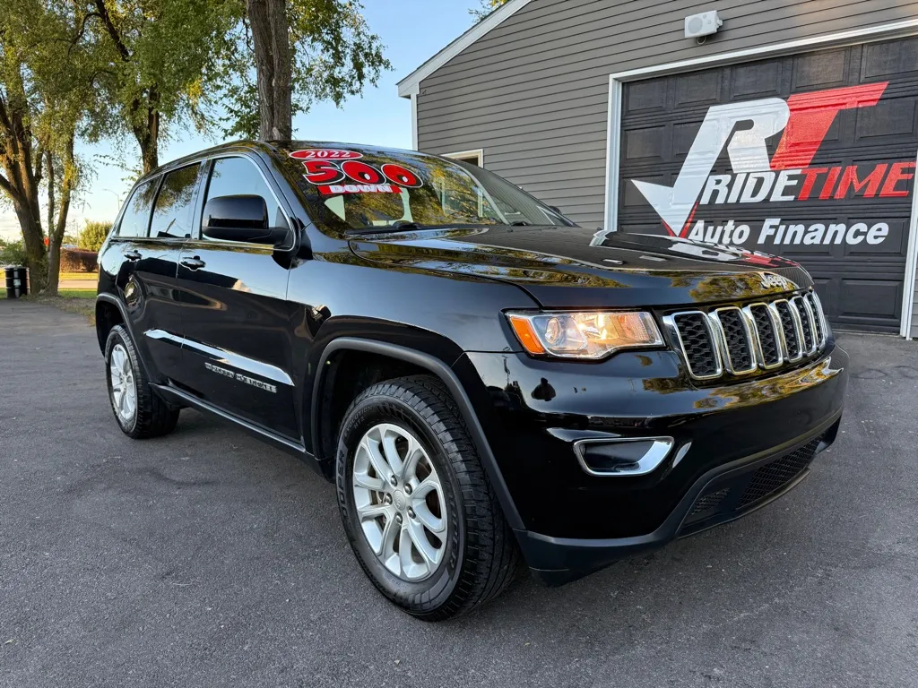 Black 2022 JEEP GRAND CHEROKEE LAREDO E for sale in Crown Point, IN
