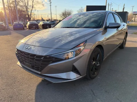 More photos of 2022 HYUNDAI ELANTRA SEL at Ride Time Auto Finance Crown Point, IN
