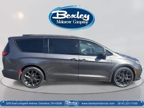 More photos of 2021 Chrysler Pacifica Touring at Bexley Motorcar Company, OH