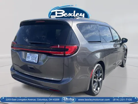 More photos of 2021 Chrysler Pacifica Touring at Bexley Motorcar Company, OH