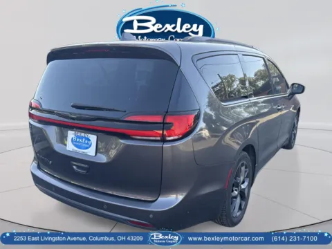 More photos of 2021 Chrysler Pacifica Touring at Bexley Motorcar Company, OH
