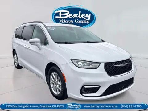 White 2022 Chrysler Pacifica Touring L for sale in Columbus, OH