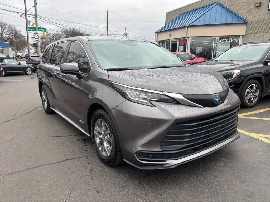 2021 Toyota Sienna LE 8-Passenger for sale in Columbus, OH
