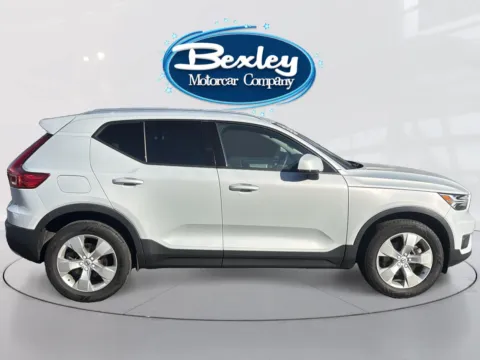 More photos of 2022 Volvo XC40 T5 Momentum at Bexley Motorcar Company, OH
