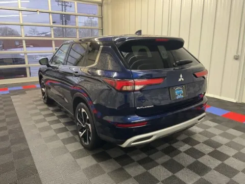 More photos of 2024 Mitsubishi Outlander SE Black Edition w/Pano Roof at Candy Cars, NY