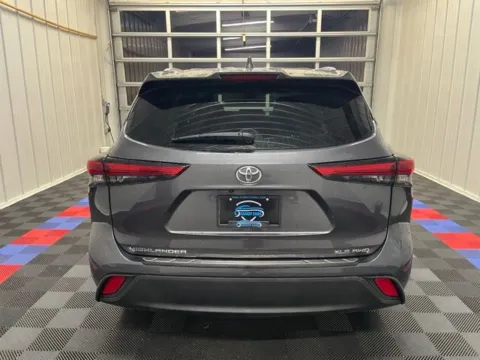 More photos of 2022 Toyota Highlander XLE at Candy Cars, NY