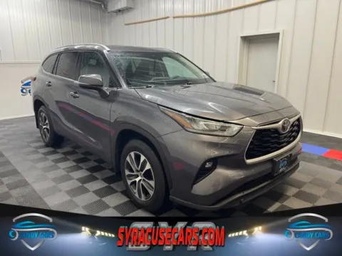 Gray 2022 Toyota Highlander XLE for sale in Syracuse, NY
