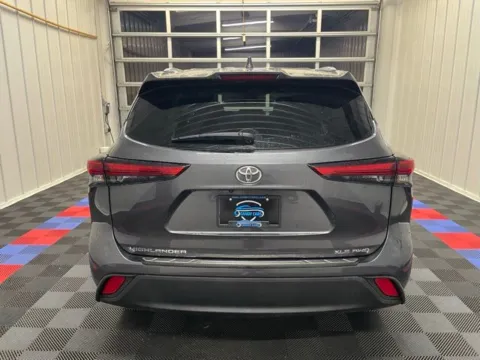 More photos of 2022 Toyota Highlander XLE at Candy Cars, NY