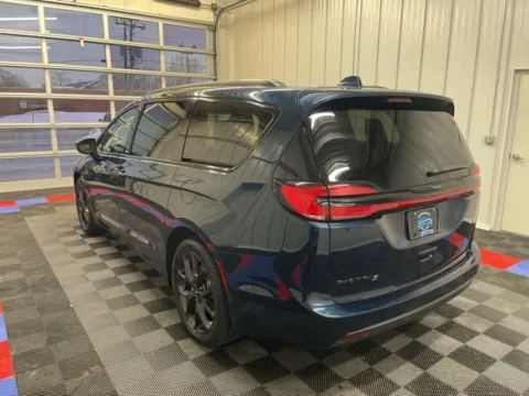 More photos of 2022 Chrysler Pacifica Touring L at Candy Cars, NY