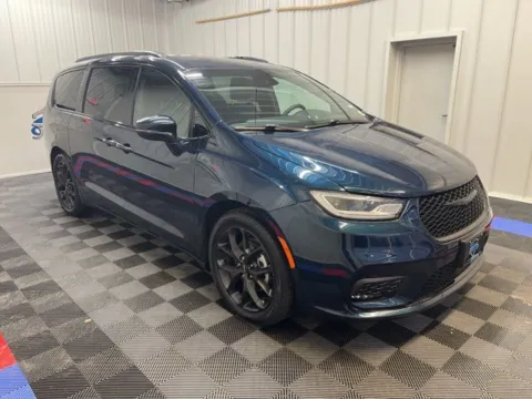 Photos of 2022 Chrysler Pacifica Touring L for sale in Syracuse, NY at Candy Cars