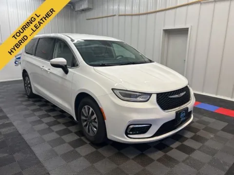 White 2023 Chrysler Pacifica Hybrid Touring L for sale in Syracuse, NY
