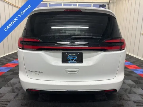 More photos of 2022 Chrysler Pacifica Touring L at Candy Cars, NY