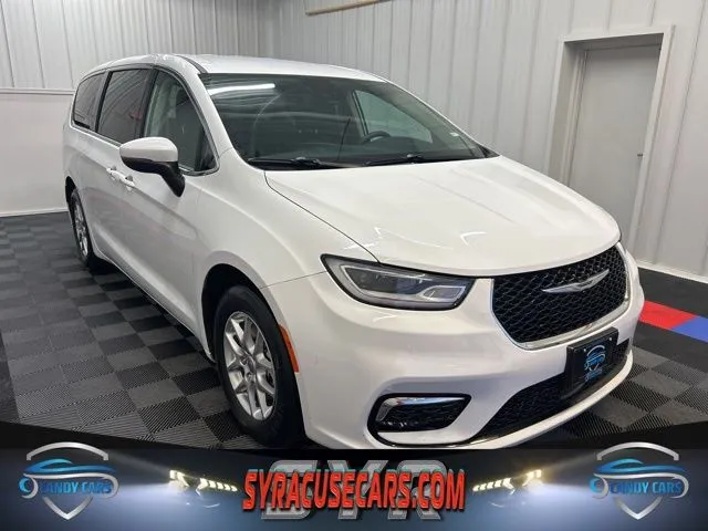 2023 Chrysler Pacifica Touring L's photo