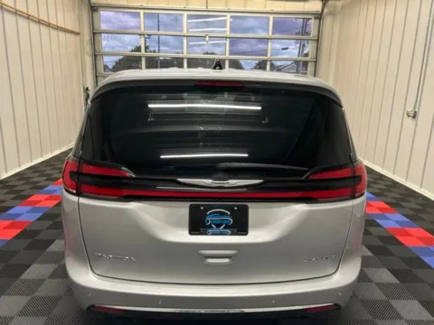 More photos of 2024 Chrysler Pacifica Limited at Candy Cars, NY