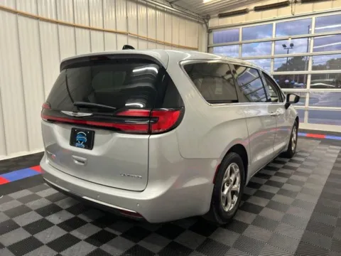 More photos of 2024 Chrysler Pacifica Limited at Candy Cars, NY