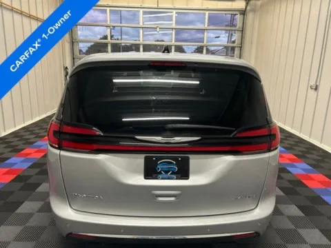 More photos of 2024 Chrysler Pacifica Limited at Candy Cars, NY