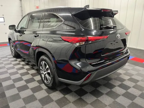 More photos of 2021 Toyota Highlander XLE at Candy Cars, NY