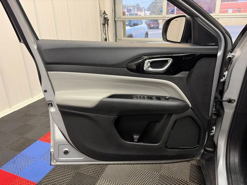2025 Jeep Compass Limited - Photo 11
