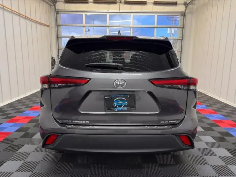 More photos of 2021 Toyota Highlander XLE at Candy Cars, NY