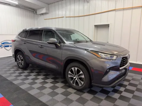 Photos of 2021 Toyota Highlander XLE for sale in Syracuse, NY at Candy Cars