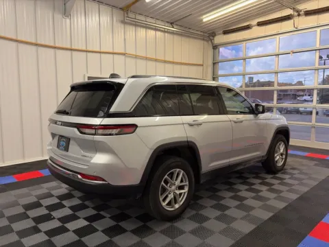 More photos of 2024 Jeep Grand Cherokee Laredo at Candy Cars, NY