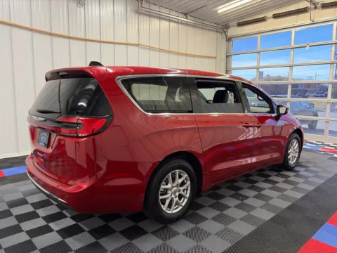 More photos of 2025 Chrysler Pacifica Select at Candy Cars, NY